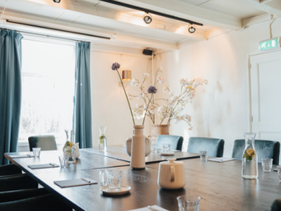 Herenkamer van Bistro Belle in Oud-Zuilen, intieme vergaderruimte met daglicht voor zakelijke bijeenkomsten en private dining nabij Utrecht.