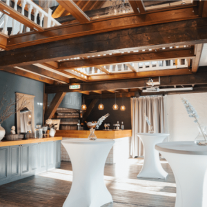 Zakelijke eventruimte Bistro Belle Utrecht met statafels.